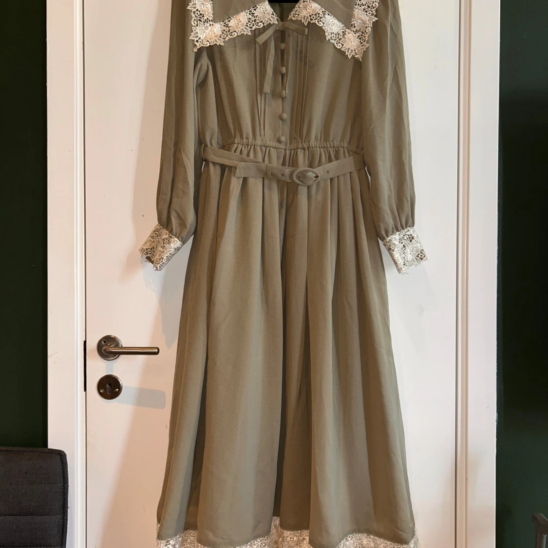 Matcha grön långklänning med spetsdetaljer