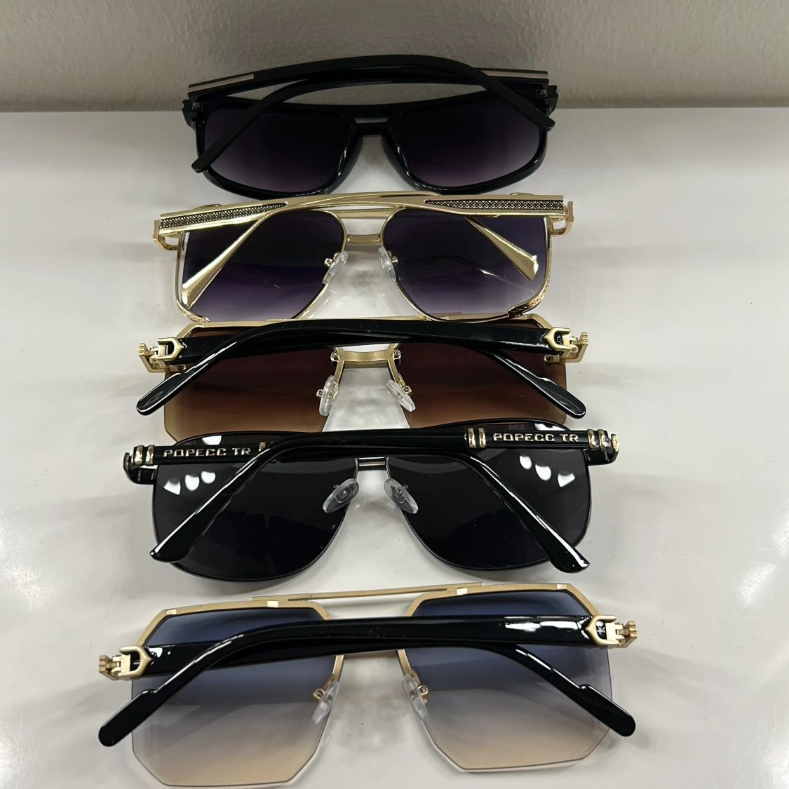 Fem par solglasögon med gulddetaljer - 3