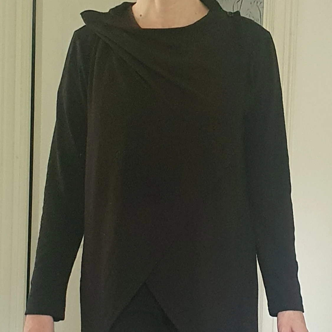 Svart omlottkofta från Stella Morgan