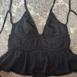 Svart linnetopp från Zara XS - Supersöt svart linnetopp från Zara i storlek XS.  Banden knyter man i ryggen💕aldrig använd då den är lite för liten för mig. 