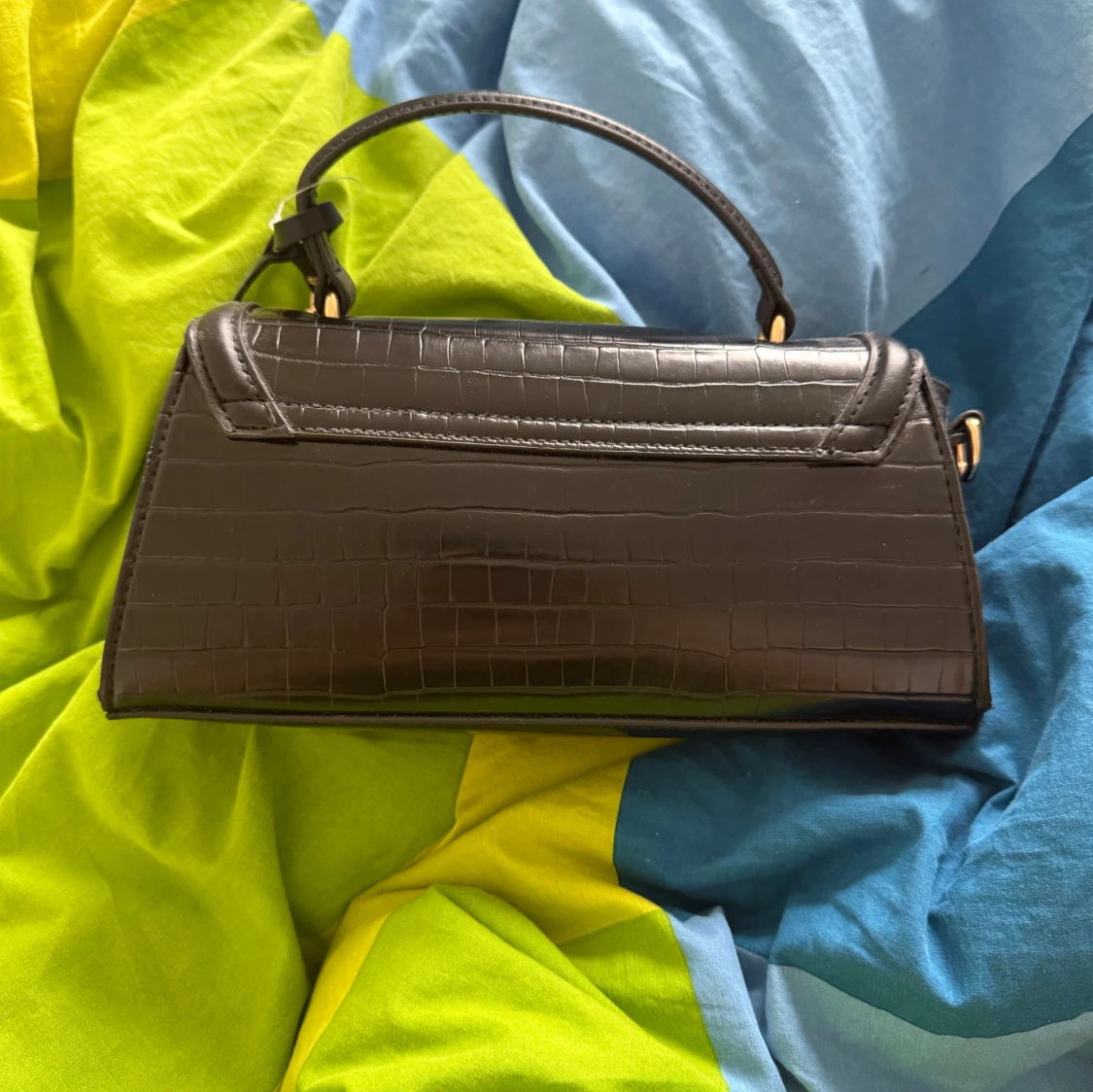 Svart axelväska med krokoprägling - 1