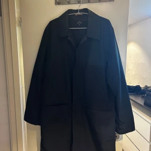 Marinblå rock från Paul Smith, M - Säljer nu min rock från Paul Smith eftersom den inte kommer till användning så mycket hos mig. Den är använd 2-3 gånger så är iprincip ny och i nyskick. Storlek 52. Nypris cirka 5000