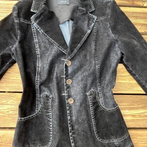 Svart kavaj i sammet från PTA - Säljer en vintage snygg svart kavaj i sammet från PTA med markerade sömmar och tre knappar framtill. Fråga för fler bilder. Aldrig andvänd🥰