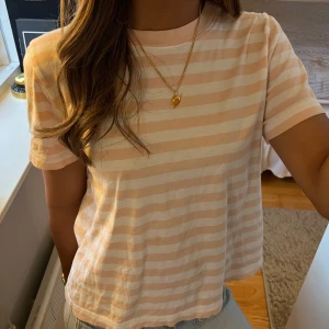 Superfin randig t-shirt från COS - Superfin randig t-shirt från COS i storlek S. Använd ett fåtal gånger. Köpt för 400🤍Skriv innan köp! 