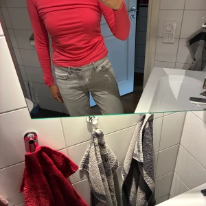 Rosa långärmad t-shirt  - Långärmad t-shirt i storlek S från Pure Instinct i väldigt fin rosa färg. Kan användas både som den är och under exempelvis en stickad väst!