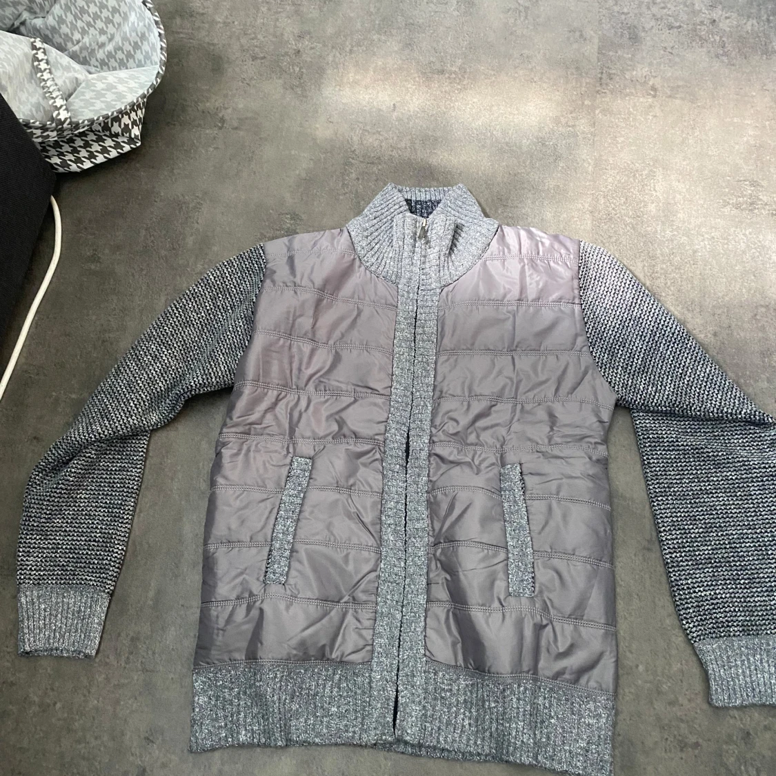 Grå stickad cardigan jacka med quiltad front