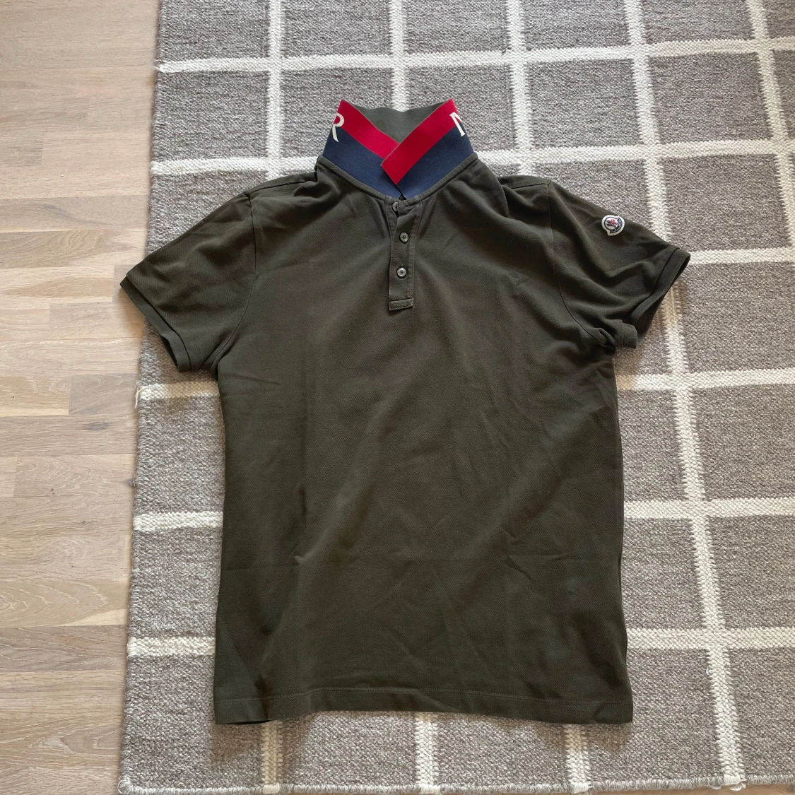 Olivgrön Moncler pikétröja med logga - 1