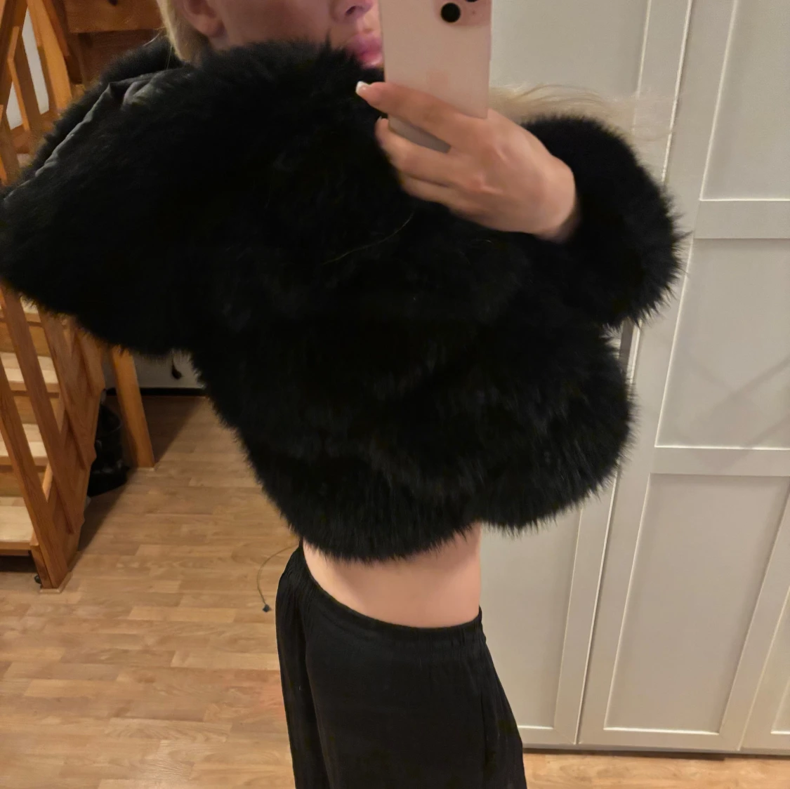 Svart croppad pälsjacka med huva - 2