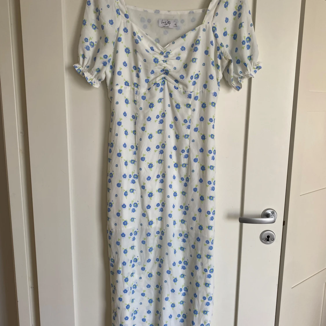 Vit blommig långklänning NA-KD