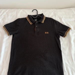 Svart pikétröja från Hugo Boss - Svart pikétröja från Hugo Boss  Är du intresserad av plagget är de bara att skriva.  Vill du ha billigare genom bundle eller lika feta kläder kolla bara in min profil och gör ett bundle och skriv till mig. S/m