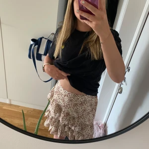 Volangkjol - Supersöt kort kjol från Retro&Icone som är köpt på Chelsea i Göteborg🎀 kedjan fungerar som den ska🌸