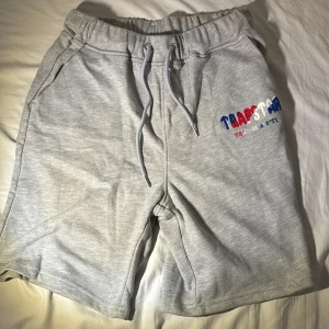 Trapstar shorts  - Oanvända trapstar short i storlek M. Perfekt inför sommaren.  Pris kan diskuteras.  Finns även i storlek L,  bara att logan har en ljusblå färg. 