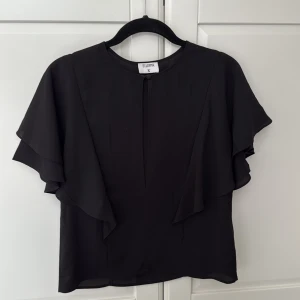 Filippa K topp - SÅÅÅ snygg topp/blus från Filippa K i jättebra skick endast använd 1 gång😍😍😍😍❤️❤️