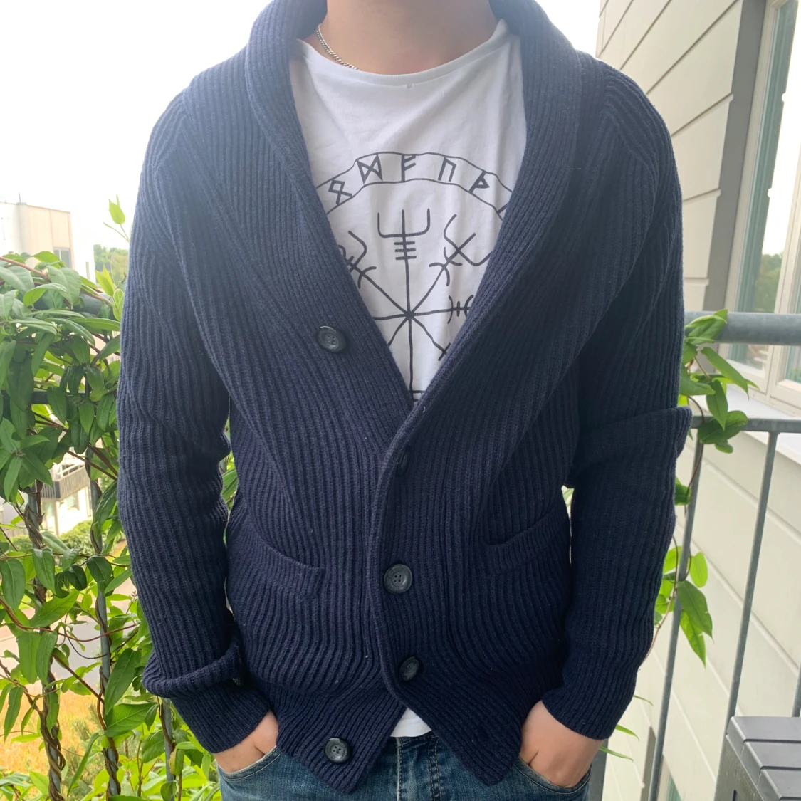 Mörkblå ribbad kofta med knappar