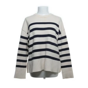 Randig stickad tröja från Zara - Snygg stickad tröja från Zara i beige med breda mörkblå ränder. Tröjan har en loose passform, rund halsringning och långa ärmar med ribbade muddar. Perfekt för dig som gillar en avslappnad och gosig stil.💙