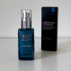 Biotherm Homme Force Supreme Blue Serum 60 ml - Ett helt nytt Biotherm Homme Force Supreme Blue Serum. Koncentrerat  reparerande serum för män som gör huden fastare, jämnare och mjukare. Innehåller Biotherms signaturingrediens Life Plankton tillsammans med Pro-Retinol, Peptider och Pro-Xylane, kombination som ger huden lyster och hjälper även till att minska synliga fina linjer. Perfekt för daglig användning. Originalpris 600 kr (köpt nyligen på Åhléns).