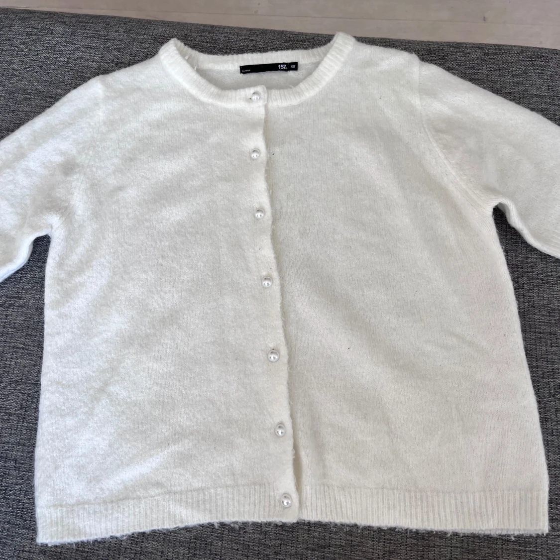Vit kofta med pärlknappar XS