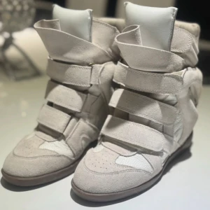 Isabel marant skor Beckett  - Intressekoll på mina beiga isabel marant skor. Skorna har flera breda kardborreband och är gjorda i mocka och skinn. Budgivning:2000kr. Lägg prisförlag.