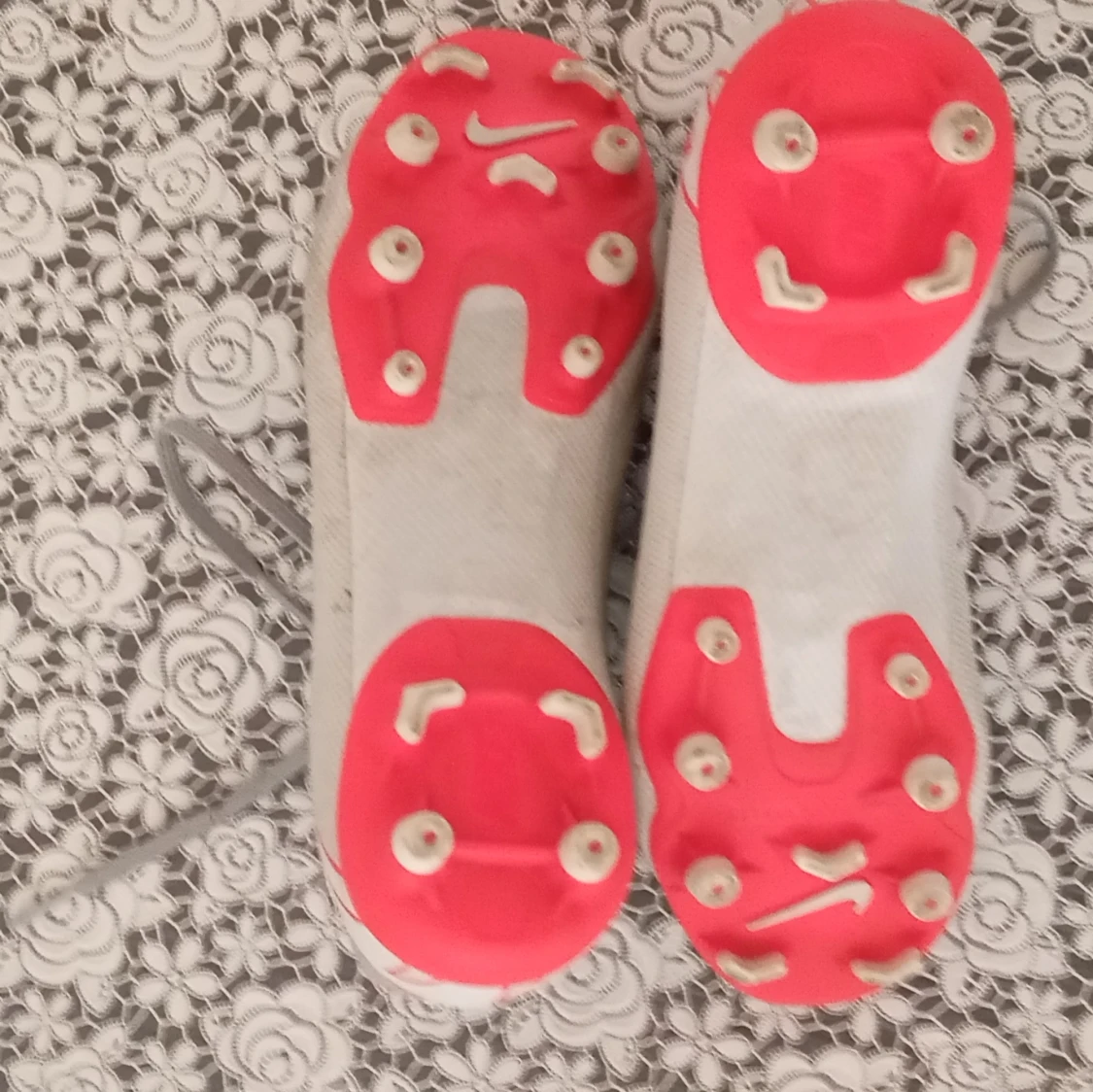 Nike grå fotbollsskor med rosa detaljer - 3