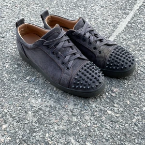 Christian Louboutin - Hej letar byten mot mina gråa Loubs. Storlek 40/41 Bra skick men skulle behövas tvättas bara. Söker storlekar 39/40/41