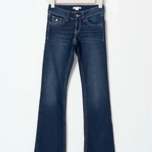 Mörkblå bootcut jeans med kontrastsömmar - Snygga mörkblå jeans med bootcut passform och har bara haft på mig 1-2 gånger jätte bra inga hål i byxorna 