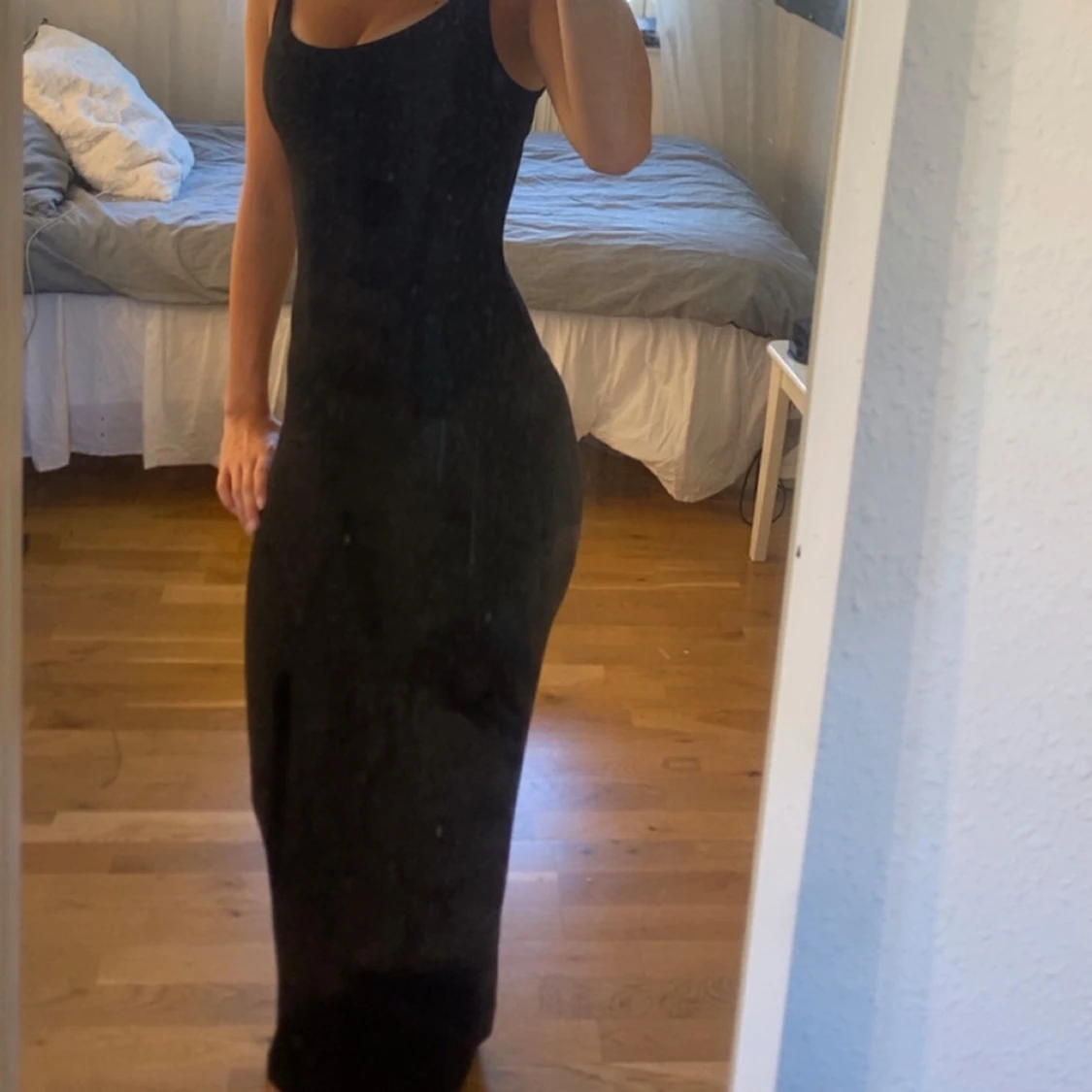 Svart långklänning med smala axelband