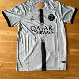 PSG 22/23 bortatröja - Hej!  Säljer en helt ny PSG 22/23 bortatröja i storlek M men kan även passa S.  Tveka inte att höra av dig om du undrar något!  Mvh: JerseyZone