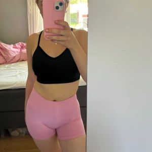 Rosa seamless träningsshorts Aim'n - Säljer ett par ljusrosa seamless träningsshorts från Aim'n som är helt slutsålda på hemsidan. Dem har en bred resår i midjan,  har en tight passform och en scrunch bak som sitter snyggt på kroppen. Perfekta för gymmet eller yoga! Materialet är stretchigt och mjukt för maximal komfort. Säljer då dom är försmå för mig och därför knappt använts 🩷