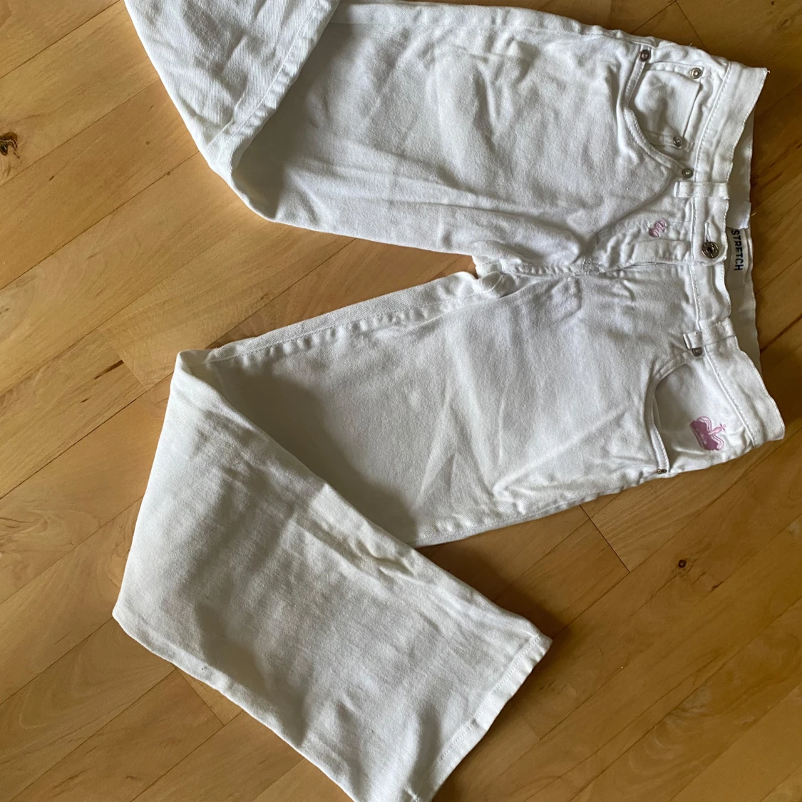 Vita jeans med rosa kronbrodyr - 2