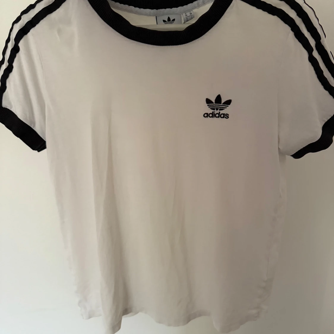 Vit Adidas t-shirt med svarta detaljer