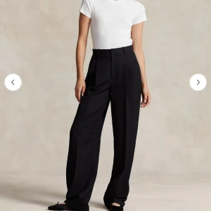 Svarta kostymbyxor Polo Ralph Lauren - Snygga svarta kostymbyxor från Polo Ralph Lauren i ull. Byxorna har hög midja, vida ben och pressveck för en clean och dressad look. Helt oanvända med prislapp kvar och säljer för endast 499 kr!💢💢 (kostar 6000kr på vissa hemsidor)
