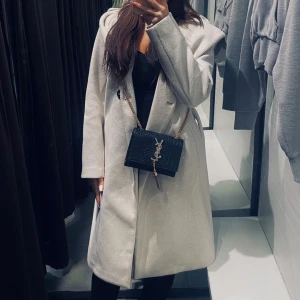 Zara kappa - Säljer nu min Zara kappa för den aldrig kommer till användning. Använd 3 gånger så den är som ny, ny i butik 600kr. Kom privat för mer info🥰