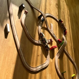 Tågbana (Ikea) - Tågbana av trä från Ikea. Tågen på banan medföljer..