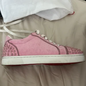 Christian Louboutin rosa sneakers med nitar - Christian Louboutin sneakers i storlek 38 men passar 39. Köpte från Plick men det är för stor för mig. 