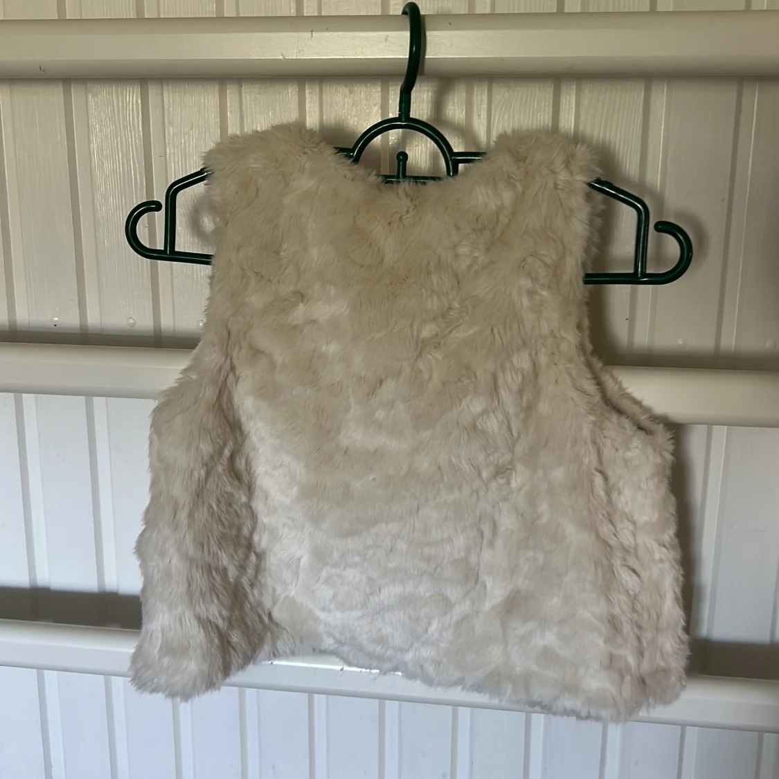 Vit pälsväst från H&M - 1