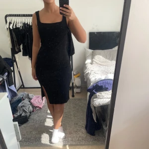 NA-KD Klänning - Svart klänning från NA-KD, köpt för flera år sen men endast använd en gång, har inga defekter. Kontakta mig vid frågor💕😊