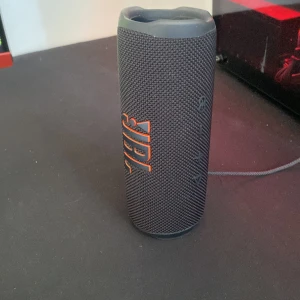 JBL HÖGTALARE  - En JBL högtalare som är i stort sätt ny och har använts några gånger. 