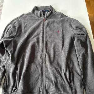 Grå zipjacka från Polo Ralph Lauren  - Grå zipjacka feån polo raplh lauren i storlek xxl. Inga defekter. 