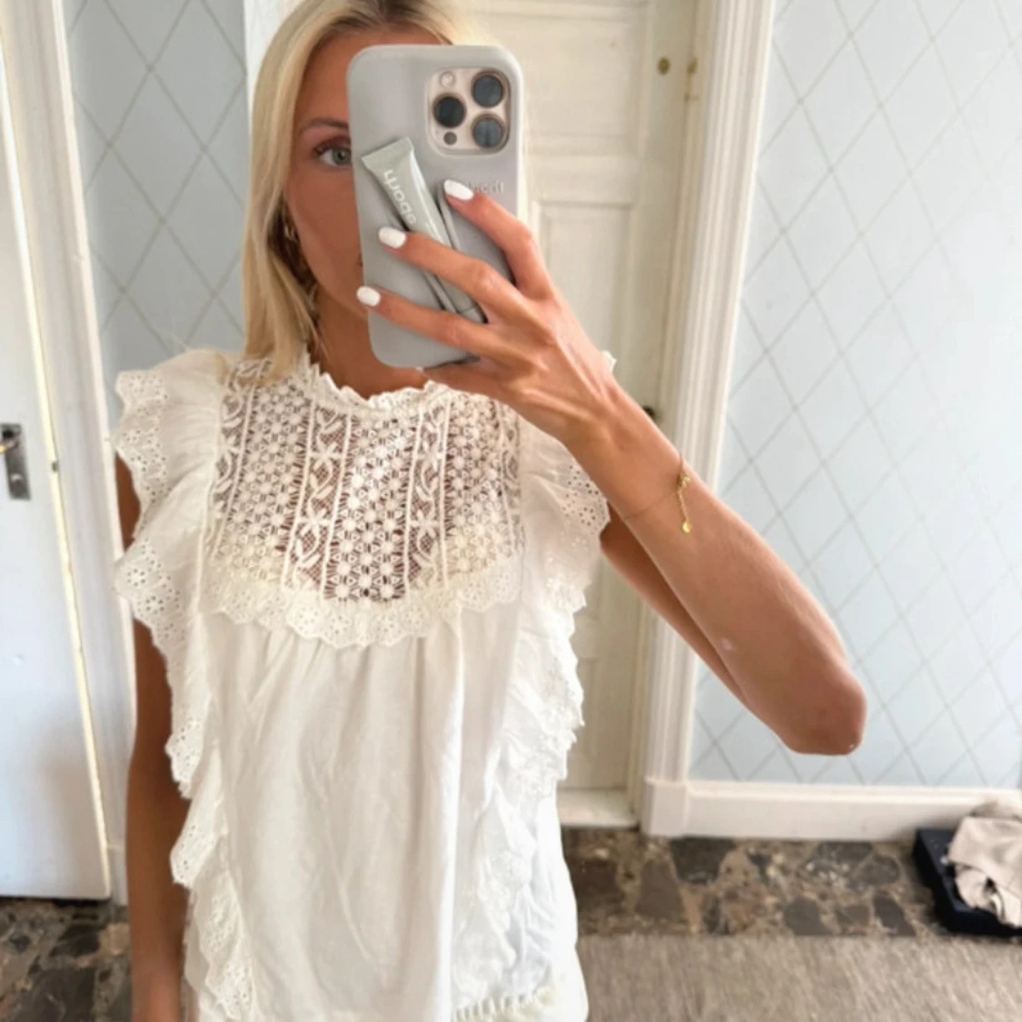 Vit blus med spets och volang