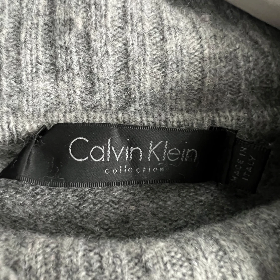 Grå polotröja i ull från Calvin Klein - 2