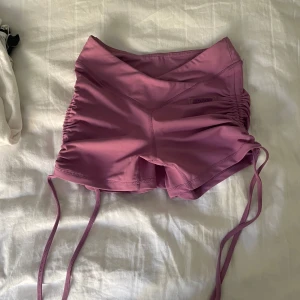 Träningsbyxor  - Ett par träningsbyxor som är lite små på mig, de är köpta från Ohpolly😊