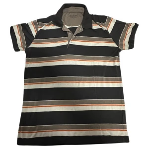 T-shirt, piké  - Snygg randig pikétröja från Stil Park i storlek L. Tröjan har breda horisontella ränder i svart, beige, brun och orange, klassisk krage och korta ärmar. Perfekt för dig som gillar en avslappnad men ändå stilren look.