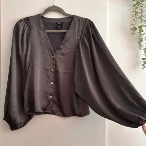 Grå Blus Lindex - Grå blus med luftiga armar från Lindex. Storlek XS men passar även S då den är lite större i storleken enligt mig. Använd en gång men inga defekter! Nypris: 350-400kr💗