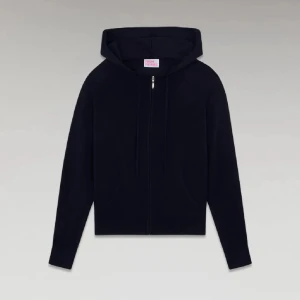 Mörkblå hoodie från From Future - Snygg mörkblå hoodie från From Future med dragkedja och huva. Tröjan har långa ärmar, ribbade muddar och dragsko i huvan. Nyköpt för 1800kr