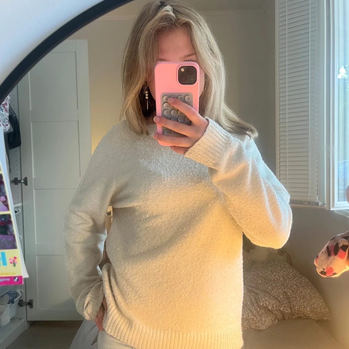 Beige stickad tröja med rund hals - 1