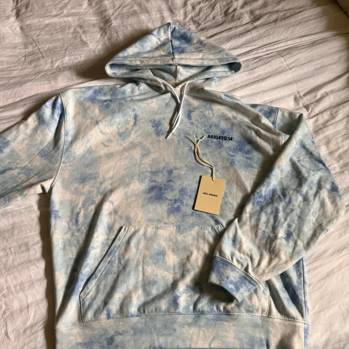 Blå tie-dye hoodie från Axel Arigato