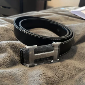 Svart bälte - Säljer nu mitt svarta bälte använder inte det längre för att det inte passar min stil helt nytt plast på silver loggan fram för den är helt ny först till kvarn snabb och smidig affär så sänker vi priset🤗