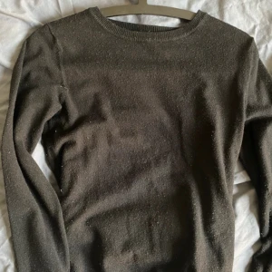 Finstickad tröja  - En finstickad tröja som tyvärr är nopprig på framsidan och baksidan och säljs därför väldigt billigt! Skriv ifall ni har några frågor !! Storlek 158/164, S, 13/14🩶🩶