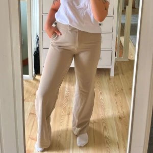 Kostymbyxor - Snygga beiga kostymbyxor från H&M med hög midja. Något större i storlek!🌸                      Aldrig använda!🌼