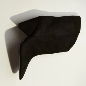 Svarta mocka boots med klack - Svarta boots i mocka med spetsig tå och hög, vinklad klack. Eleganta boots, perfekt för dig som vill ha statement-boots. Endast använda en gång säljer pågrund av att dem var förstora tyvärr. Helt slutsålda på hemsidan